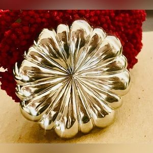 Vintage Jeri Lou Silver Tone Floral Scarf Clip